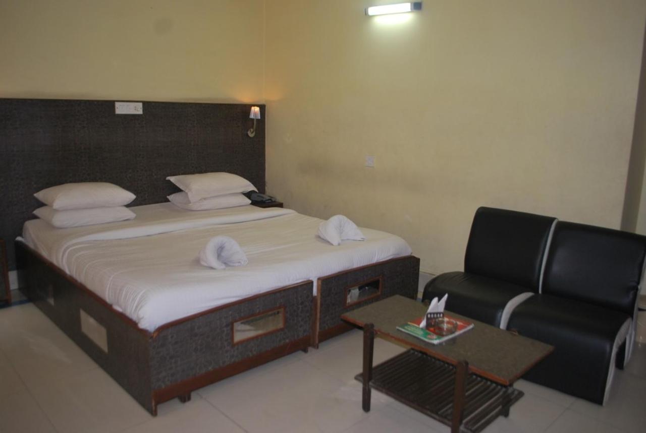 Hotel Heera International Kolkata Bagian luar foto